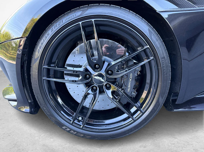 immagine del veicolo ASTON MARTIN DBS