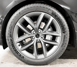 https://vehicle.imgix.net/4274385/e9e50a8e-0fd8-41bc-8933-1784c87087a5.jpg