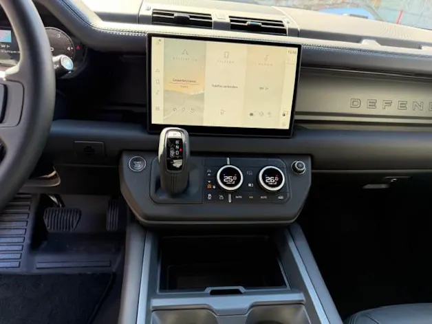 Land Rover Defender 130 3.0 D I6 300 X-Dynamic HSE
