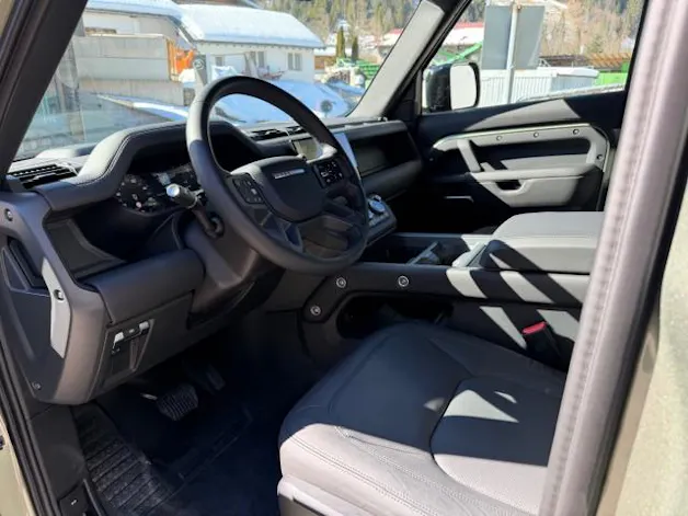 Land Rover Defender 130 3.0 D I6 300 X-Dynamic HSE