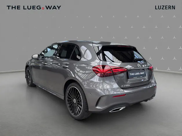 Mercedes-Benz A 250 e with EQ - AMG / DISTRONIC / 360 Grad Kamera / Panorama-Dach