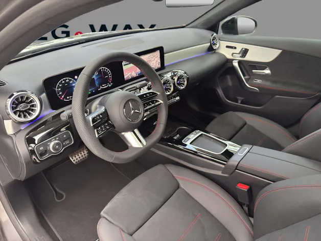 Mercedes-Benz A 250 e with EQ - AMG / DISTRONIC / 360 Grad Kamera / Panorama-Dach