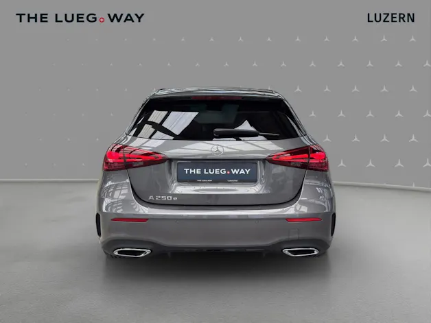 Mercedes-Benz A 250 e with EQ - AMG / DISTRONIC / 360 Grad Kamera / Panorama-Dach