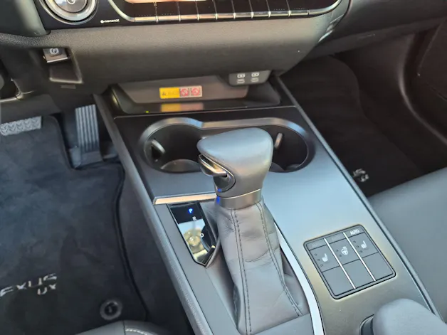 Lexus UX 250h F-Line / Jetzt mit attraktivem 1.99% Leasing