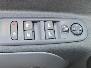 https://vehicle.imgix.net/4276403/fec664ef-613e-4ac6-9971-50eda24e77bc.jpg