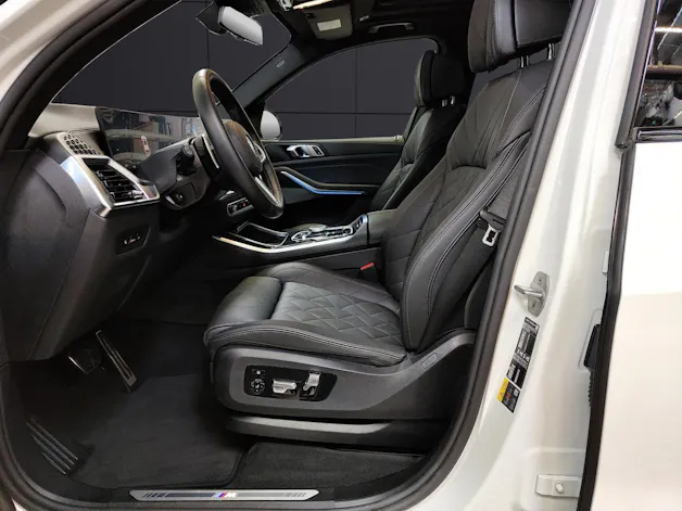 BMW X5 50e xDrive Attraktiven Leasingzinssatz ab 0,9 % bei Abschluss einer BMW Fahrzeugversicherung.