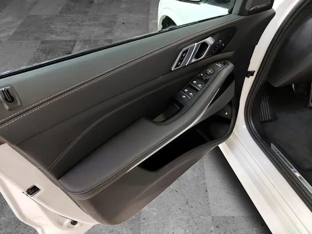 BMW X5 50e xDrive Attraktiven Leasingzinssatz ab 0,9 % bei Abschluss einer BMW Fahrzeugversicherung.