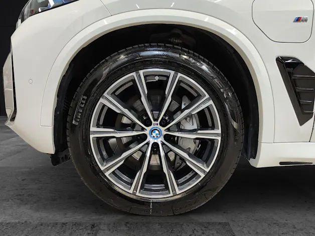 BMW X5 50e xDrive Attraktiven Leasingzinssatz ab 0,9 % bei Abschluss einer BMW Fahrzeugversicherung.