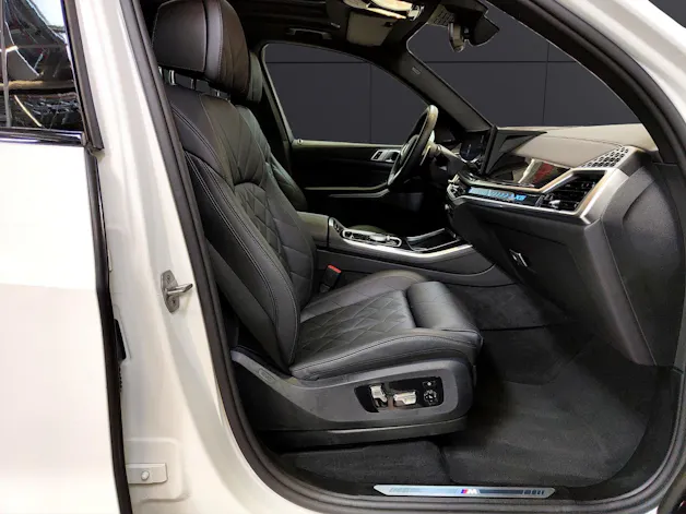 BMW X5 50e xDrive Attraktiven Leasingzinssatz ab 0,9 % bei Abschluss einer BMW Fahrzeugversicherung.