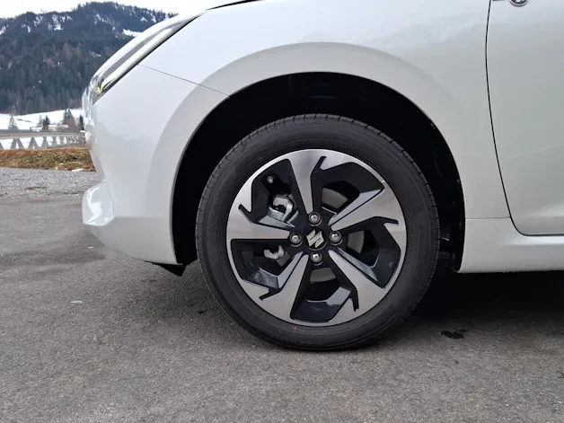 Suzuki Swift 1.2 Sakura Top Hybrid 4x4