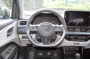 Suzuki Swift 1.2 Sakura Top Hybrid 4x4