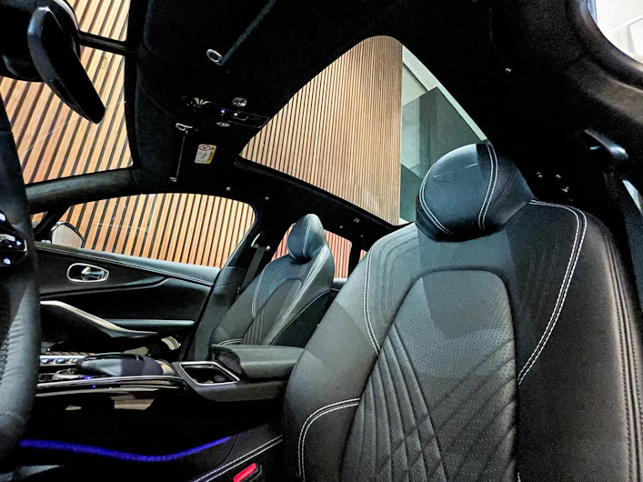 Fahrzeugbild ASTON MARTIN DBX
