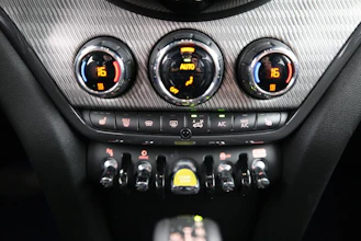 https://vehicle.imgix.net/4281943/42339093-74a5-4f44-840a-c143ba3614cc.jpg
