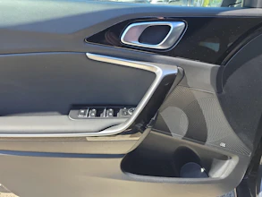 https://vehicle.imgix.net/4282183/c3c5d263-9cb0-4258-bd55-58e583ceee15.jpg