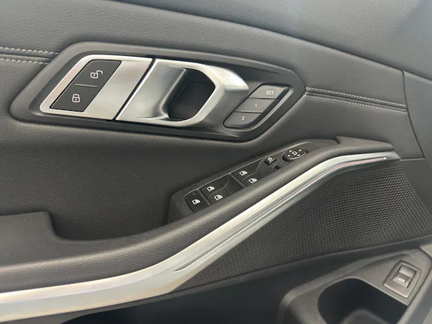 BMW 330d xDrive Touring INNOVATIONSPAKET-COMFORT PAKET-TRAVEL PAKET