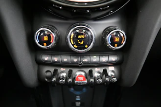 https://vehicle.imgix.net/4282969/63a04750-495f-4147-b584-56ba9f5c7c9b.jpg