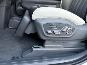 https://vehicle.imgix.net/4283546/336cc504-78c0-4bbf-acd5-b4553d972bf9.jpg