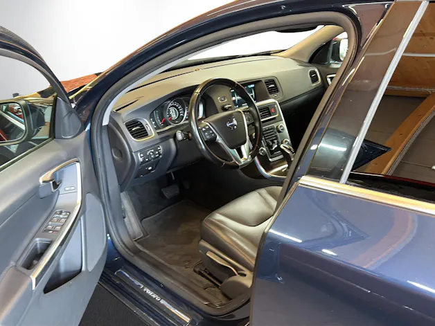 Volvo V60 2.4 D5 Momentum AWD