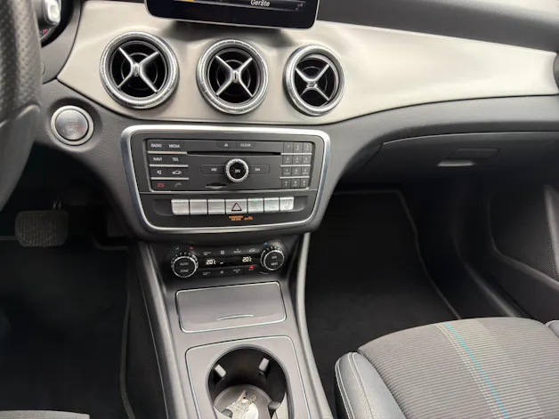 MERCEDES-BENZ CLA 200 Night Star Shooting Brake