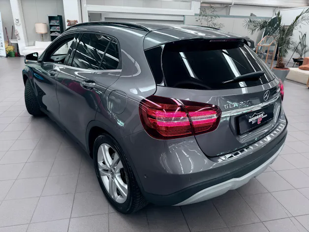 Mercedes-Benz GLA 220 4Matic 7G-DCT