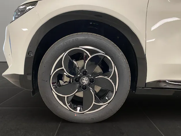 Alfa Romeo Junior 1.2 Ibrida Q4 Pack Tech
