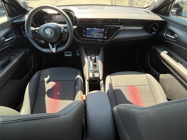 Alfa Romeo Junior 1.2 48V Hybrid Junior TI