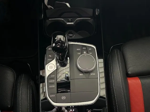 BMW 118i Essential Edition Steptronic