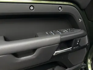 Land Rover Defender 110 3.0 D I6 250 X-Dynamic SE