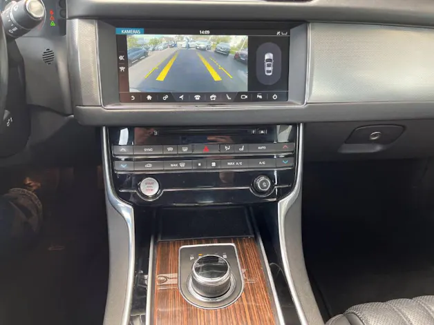 Jaguar XF 2.0 D 180 Portfolio AWD
