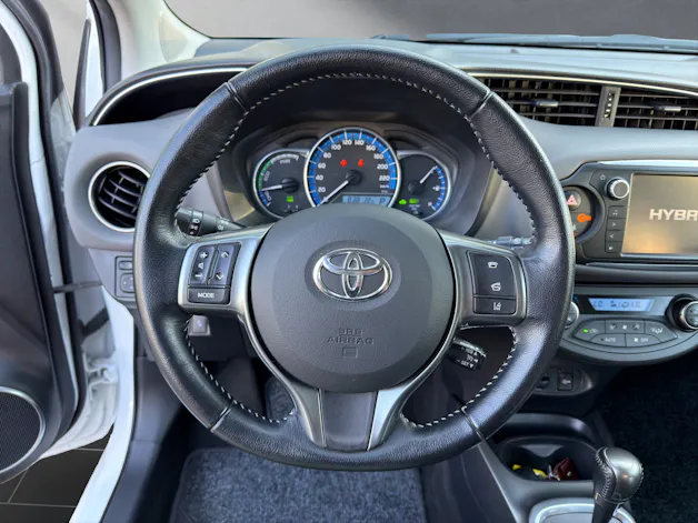 Toyota Yaris 1.5 VVT-i HSD Sol Premium