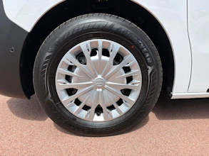 https://vehicle.imgix.net/4289967/b567b9a1-84f4-43d9-85eb-a44208079b36.jpg