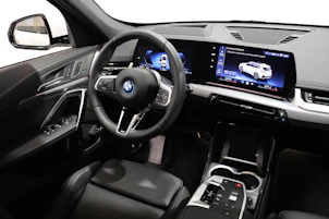 Fahrzeugbild BMW X1 30e xDrive paddles
