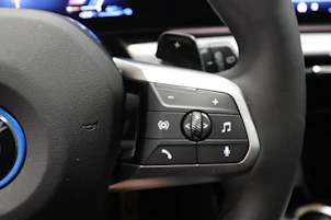 Fahrzeugbild BMW X1 30e xDrive paddles