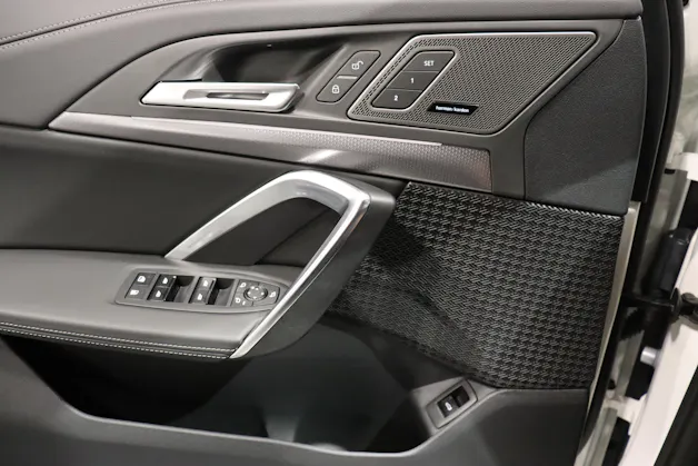 BMW X1 30e xDrive paddles