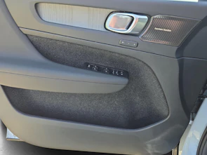 Fahrzeugbild VOLVO XC40 2.0 B4 MH Plus Dark
