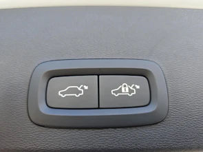 Fahrzeugbild VOLVO XC40 2.0 B4 MH Plus Dark