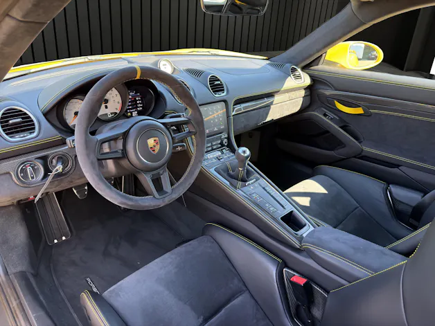PORSCHE Cayman 718 GT4