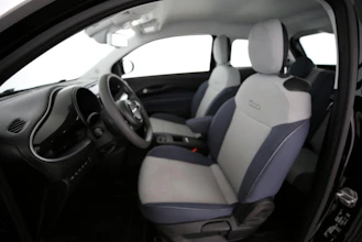 https://vehicle.imgix.net/4296726/b0ebc7f0-581d-4b70-a354-3bd057e3aace.jpg