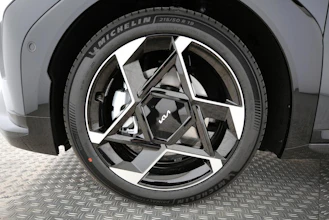https://vehicle.imgix.net/4297279/f1343f25-3865-406d-96f6-5fee3b43325c.jpg