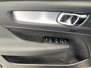 Volvo XC40 2.0 B3 MH Plus Dark