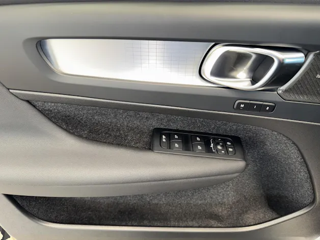 Volvo XC40 2.0 B3 MH Plus Dark