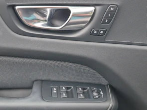 Fahrzeugbild VOLVO XC60 2.0 T6 TE R-Design eAWD / ab 0,99% Leasing bei Abschluss einer Protect Autoversicherung