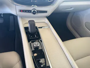 Volvo XC60 2.0 B5 MH Plus Bright AWD / Jetzt mit attraktivem 1.9% Leasing!