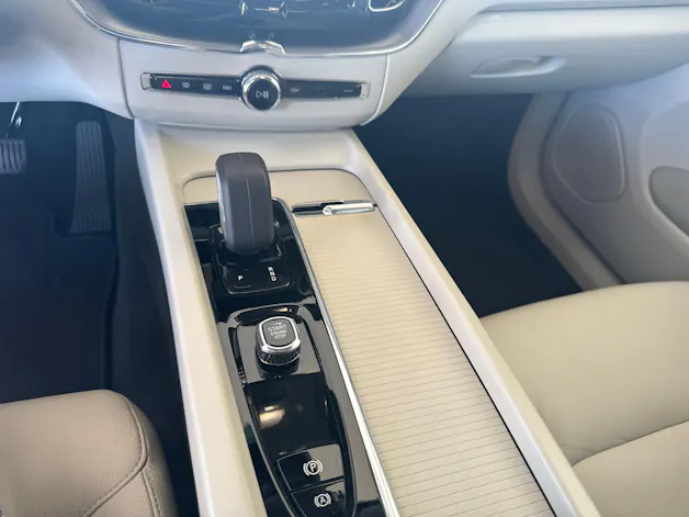 Volvo XC60 2.0 B5 MH Plus Bright AWD / Jetzt mit attraktivem 1.9% Leasing!
