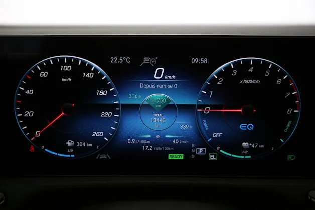 MERCEDES-BENZ A 250 e AMG Line