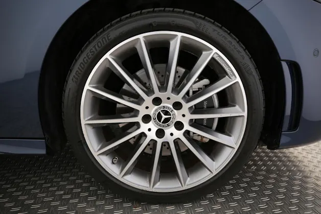 MERCEDES-BENZ A 250 e AMG Line