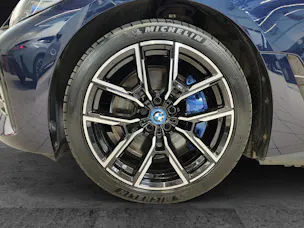 BMW i4 M50 Attraktiven Leasingzinssatz ab 0.9 % bei Abschluss einer BMW Fahrzeugversicherung.