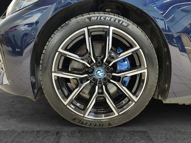 BMW i4 M50 Attraktiven Leasingzinssatz ab 0.9 % bei Abschluss einer BMW Fahrzeugversicherung.