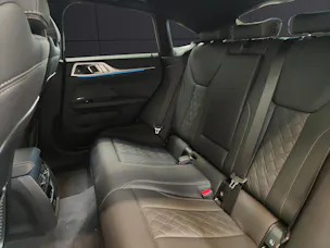 BMW i4 M50 Attraktiven Leasingzinssatz ab 0.9 % bei Abschluss einer BMW Fahrzeugversicherung.