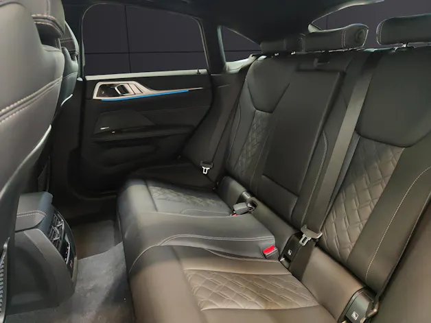 BMW i4 M50 Attraktiven Leasingzinssatz ab 0.9 % bei Abschluss einer BMW Fahrzeugversicherung.
